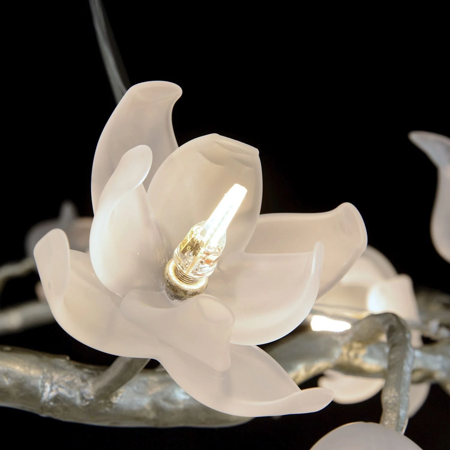 John Richard Churippu Magnolia & Tulip Glass Silver Leaf Twelve-Light Halo Chandelier - Image 3