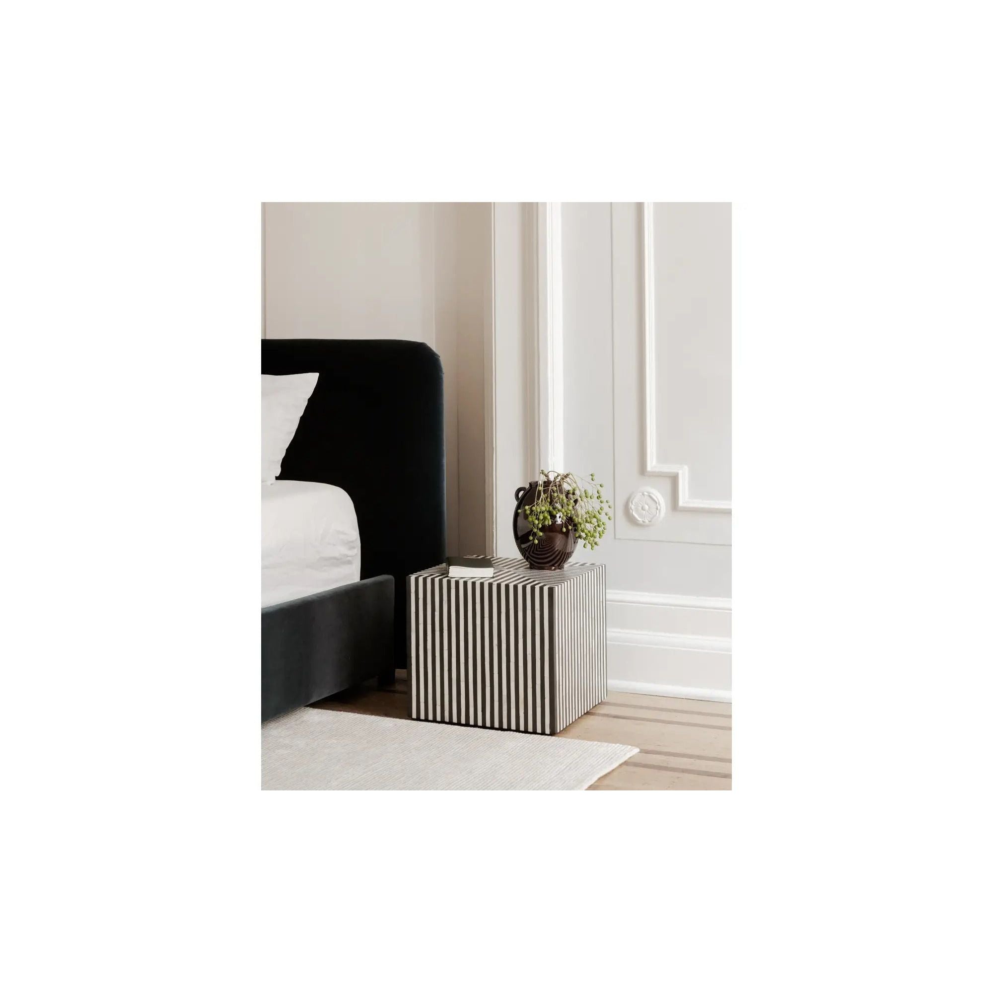 Moe's Home Collection Terning Black And White Side Table - Image 3